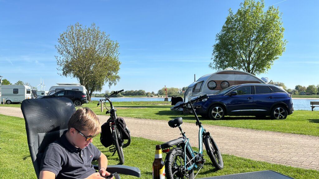 Kampeerplek met uitzicht op de Waal op Camping de Grote Altena in Oosterhout