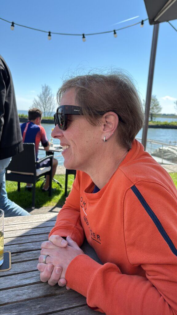 Heleen van CaravanKamperen op het terras in Edam