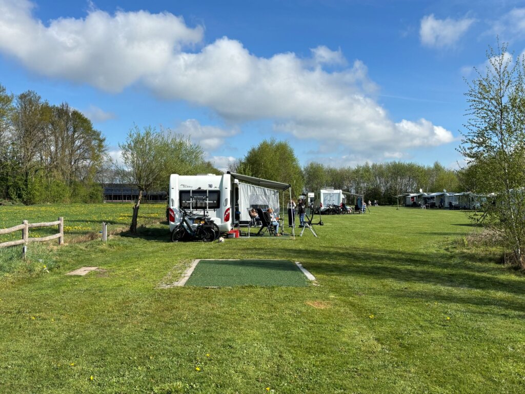 Het kampeerveld op camping 't Oegenbos in Teuge met kampeerplekken