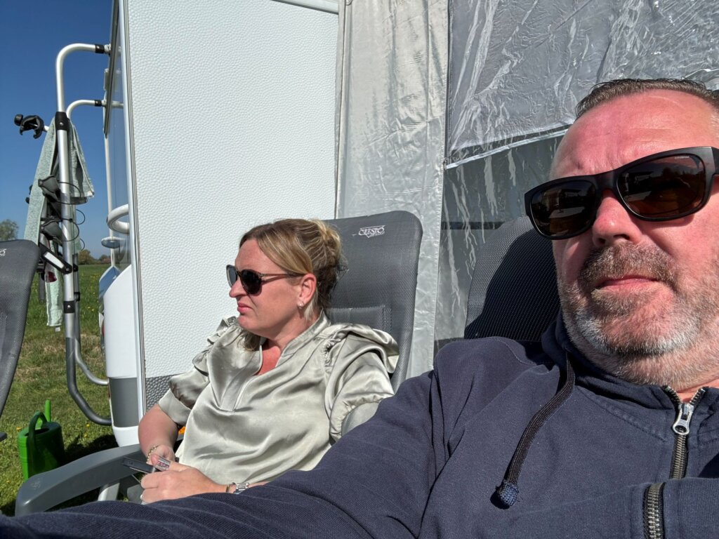 Hans & Sandra van CaravanKamperen geniet in het zonnetje op camping 't Oegenbos in Teuge