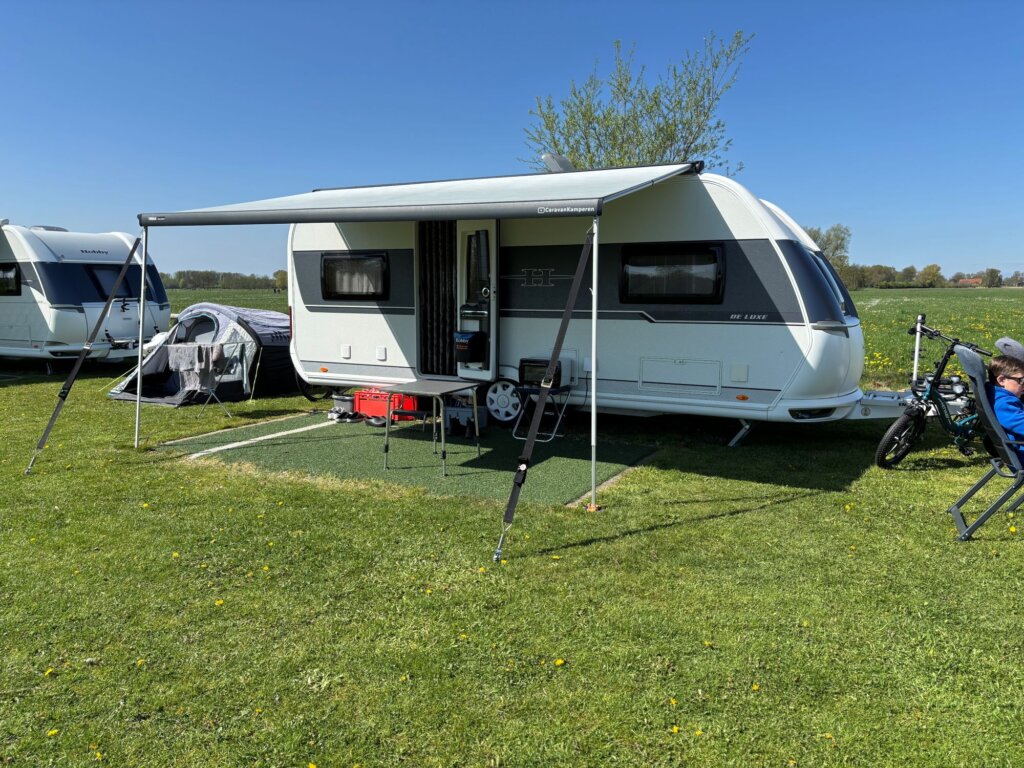 Onze kampeerplek op camping 't Oegenbos vlakbij vliegveld Teuge
