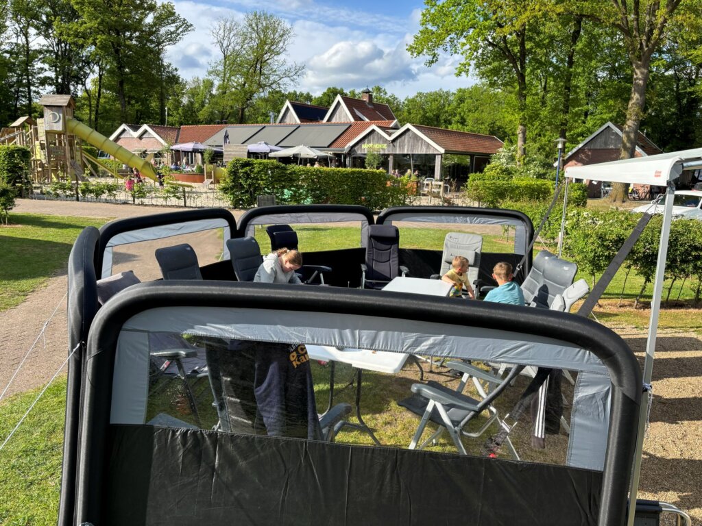 Ingepakt door windschermen op camping de Witte Berg in Ootmarsum
