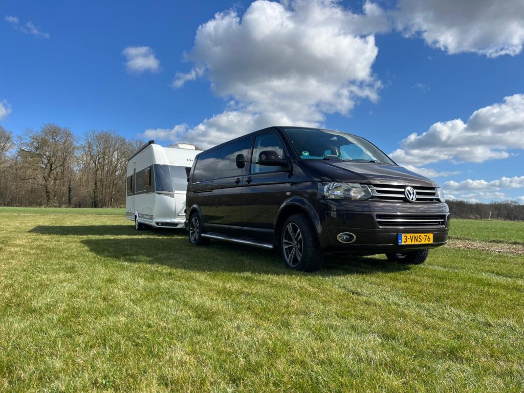 Combinatie van VW en caravan op Esch Camping Kaampert in Markelo