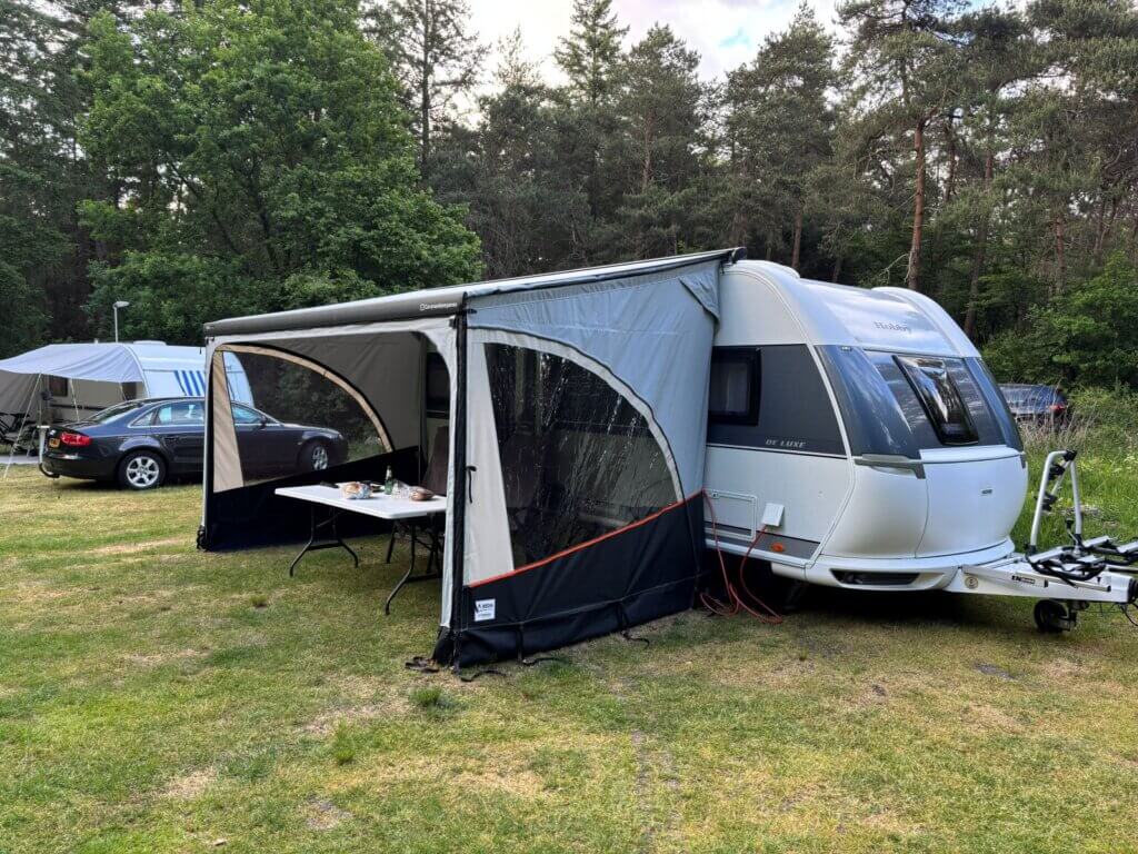 Onze kampeerplek op SVR camping Kooningsveld in Arnhem middenin de bossen