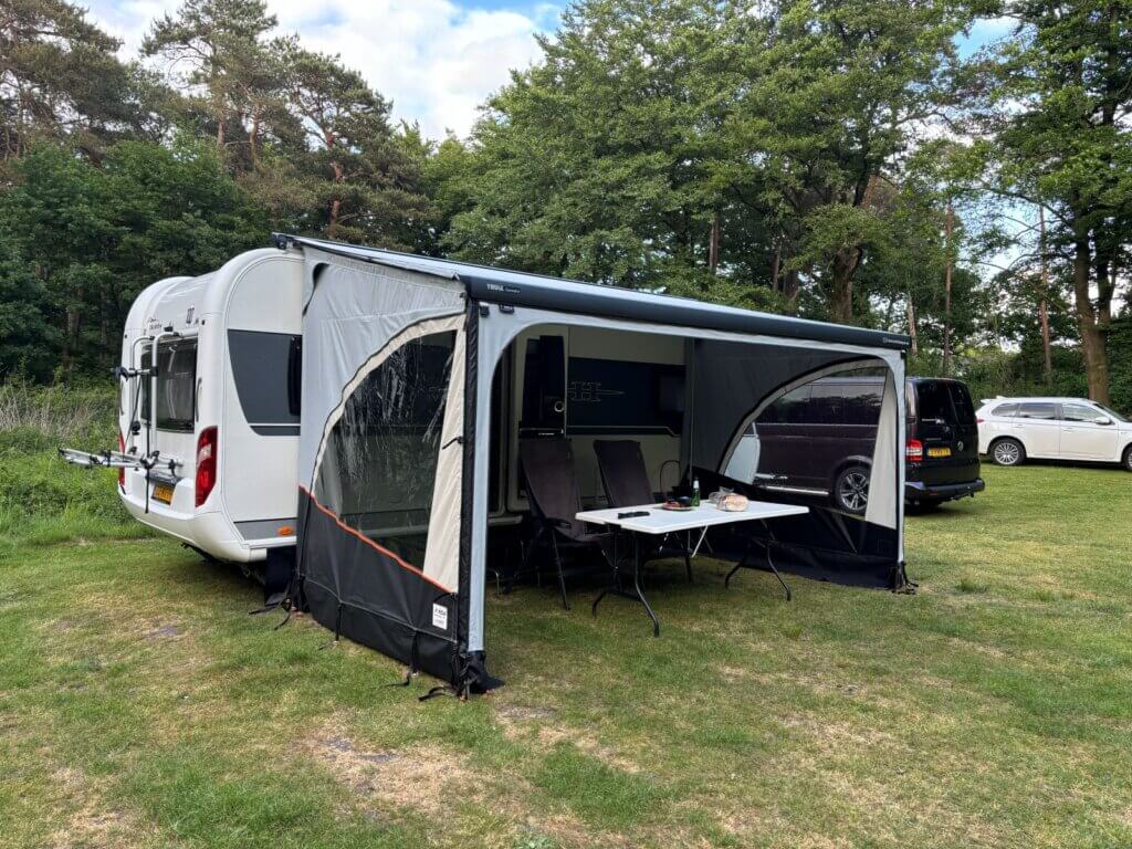 Kampeerplek van CaravanKamperen op SVR camping Kooningsveld in Arnhem