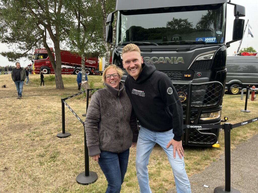 Heleen van CaravanKamperen op de foto met Martijn Kuipers op Superdik in Papendal