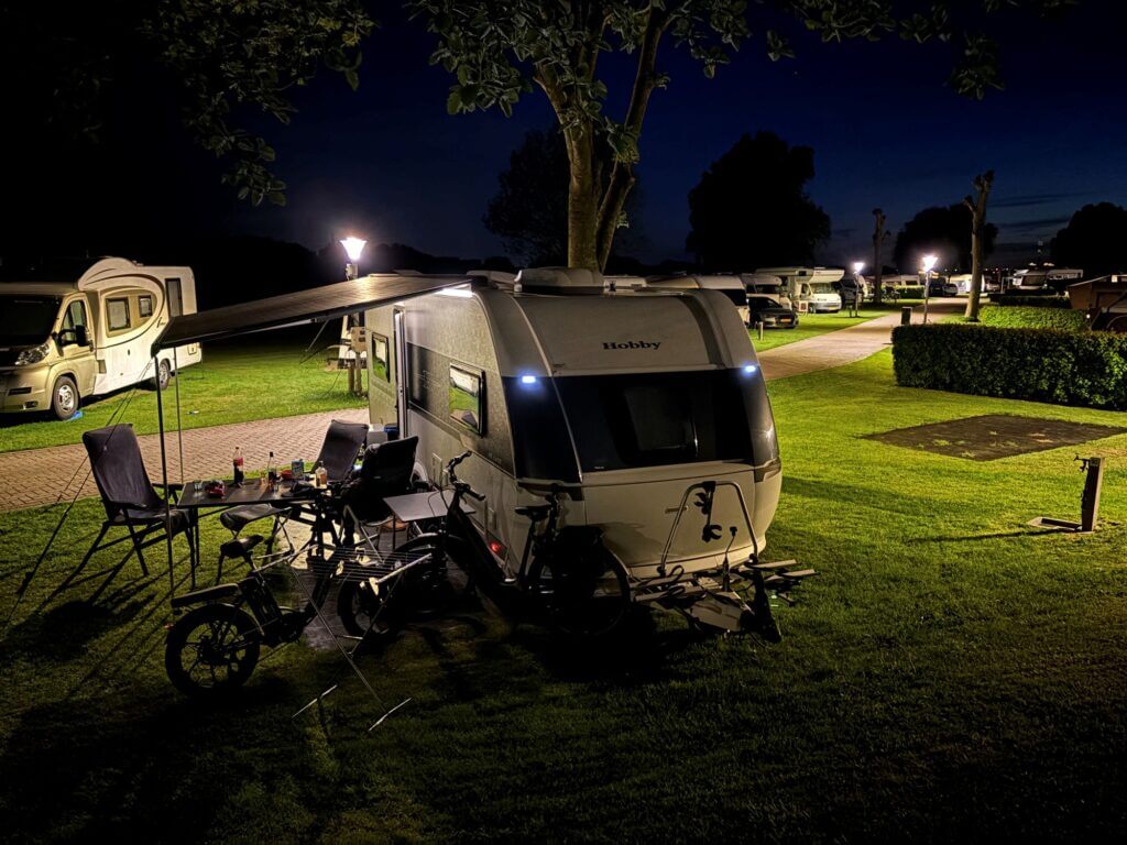 De kampeerplek van CaravanKamperen in het donker op Camping de Grote Altena in Oosterhout
