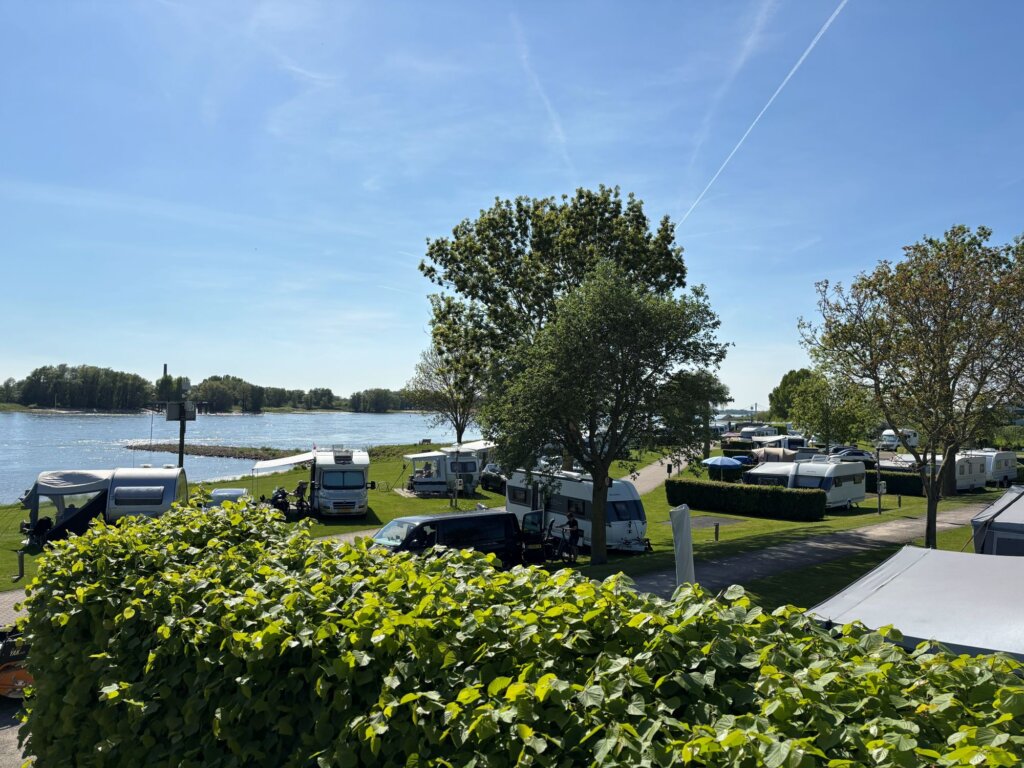De kampeerplekken aan de Waal op Camping de Grote Altena