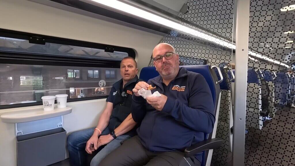 In de trein met koffie Team CK