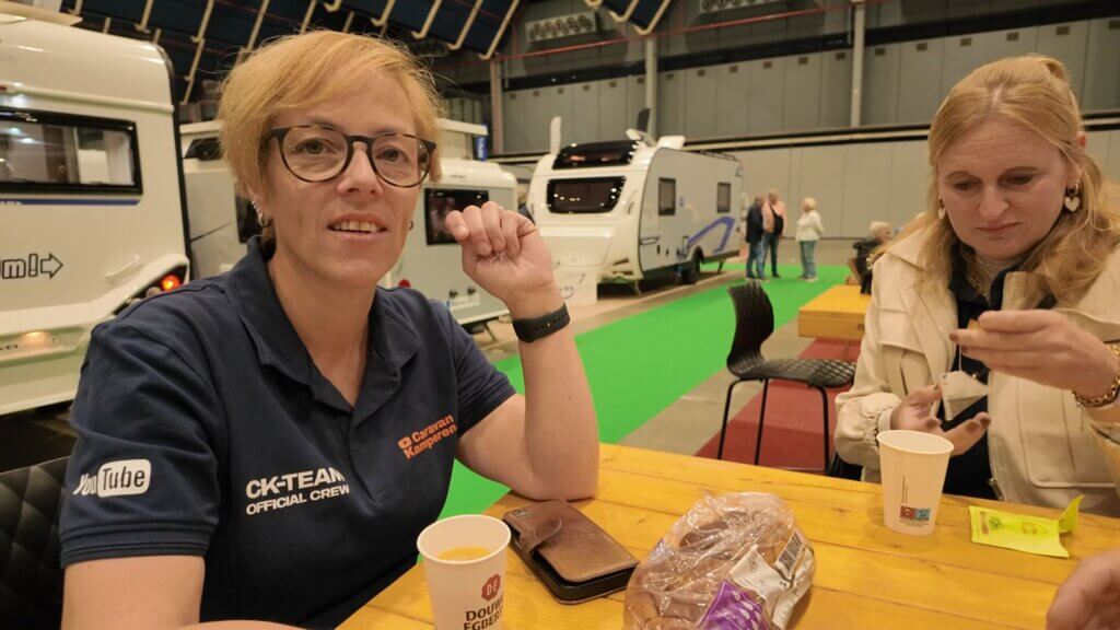 Kampeer & Caravan Jaarbeurs aan de koffie
