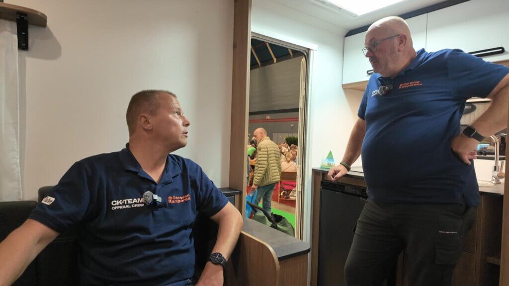 Maarten & Hans van CaravanKamperen bekijken een caravan op de Kampeer & Caravan Jaarbeurs