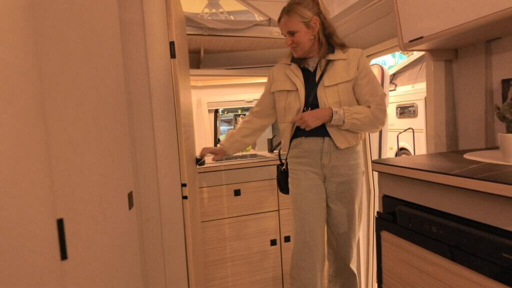 Sandra in een caravan op de Kampeer & Caravan Jaarbeurs